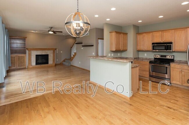Building Photo - 645 SE Carefree Ln