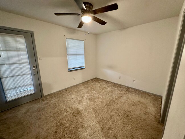 Building Photo - 2 Bedroom Condo Walking Distance to Baylor...