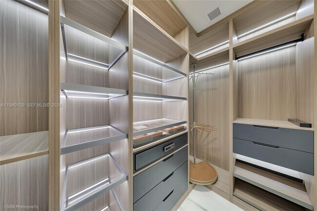 Building Photo - 300 Biscayne Blvd Way