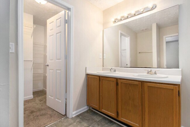 Building Photo - 3 Bedroom 2.5 Bath Home
