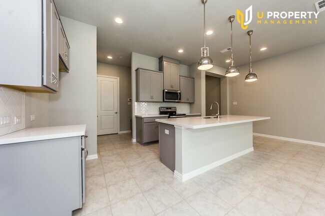 Building Photo - Adorable 3 Bedroom Townhouse-- Coming Soon!