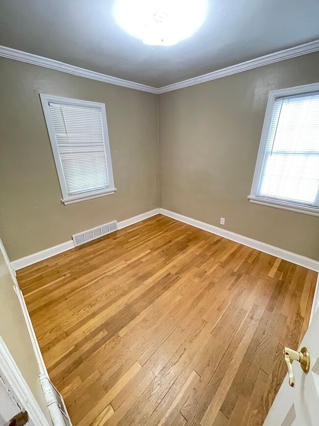 Building Photo - AVAILABLE AUGUST 15th - 2 Bed, 1 Bath With...