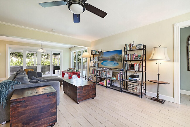 Building Photo - 711 NW 7th Dr