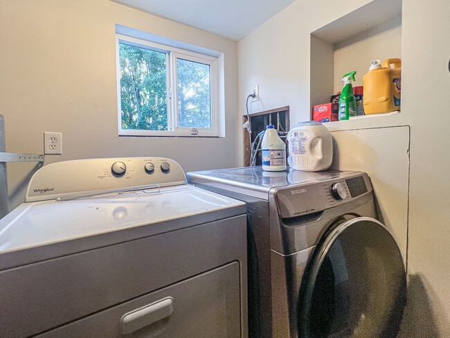 Building Photo - 4Bd/1.5Ba Seattle House