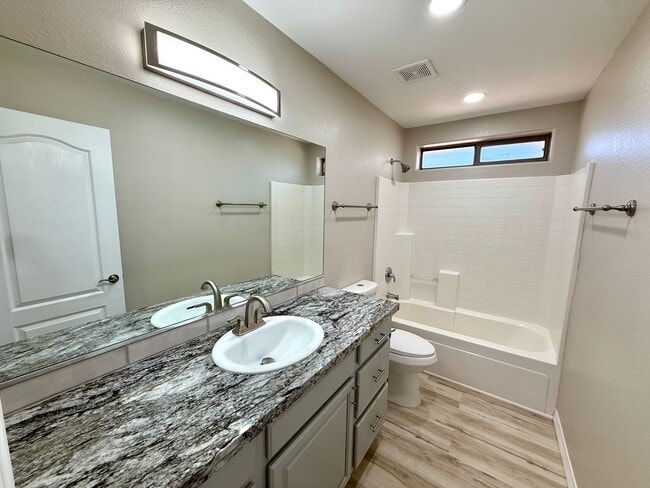 Building Photo - Beautifully Updated 3 Bedroom, 2 Bathroom ...