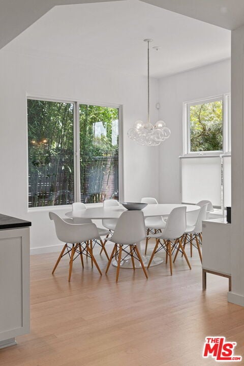 Building Photo - 835 Superba Ave