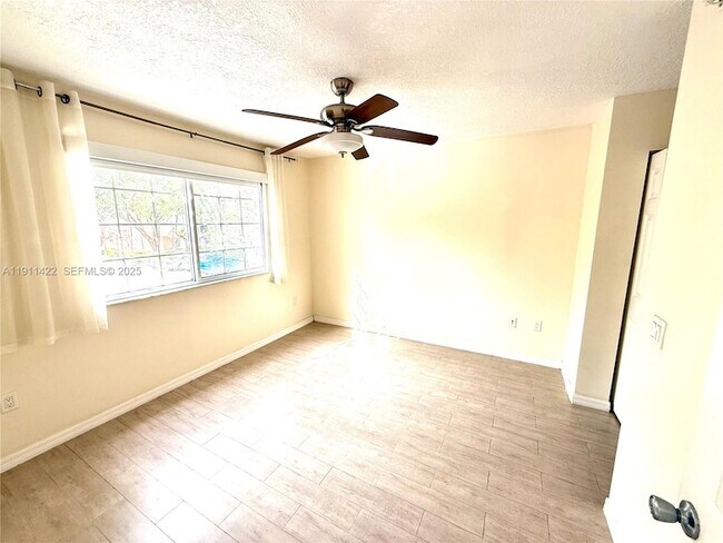 Building Photo - 2039 SE 10th Ave