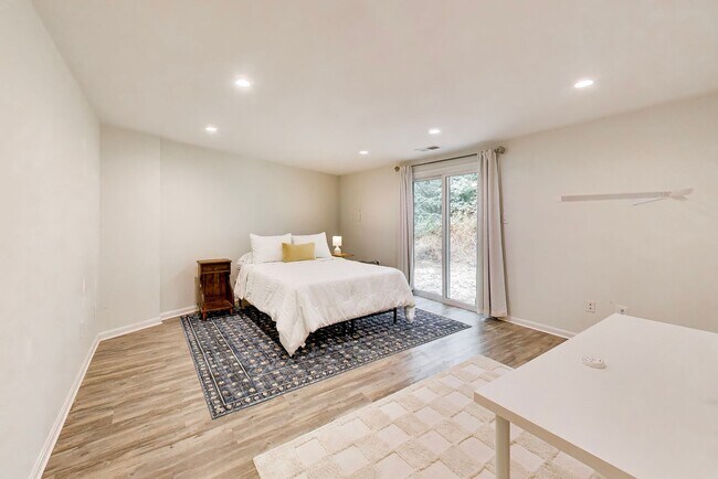 Building Photo - 2bd/2.5ba hideaway in the heart of Reston - incredible location $2750+util.