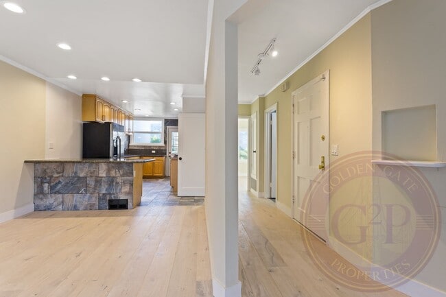 Building Photo - Collingwood Street - 450-452