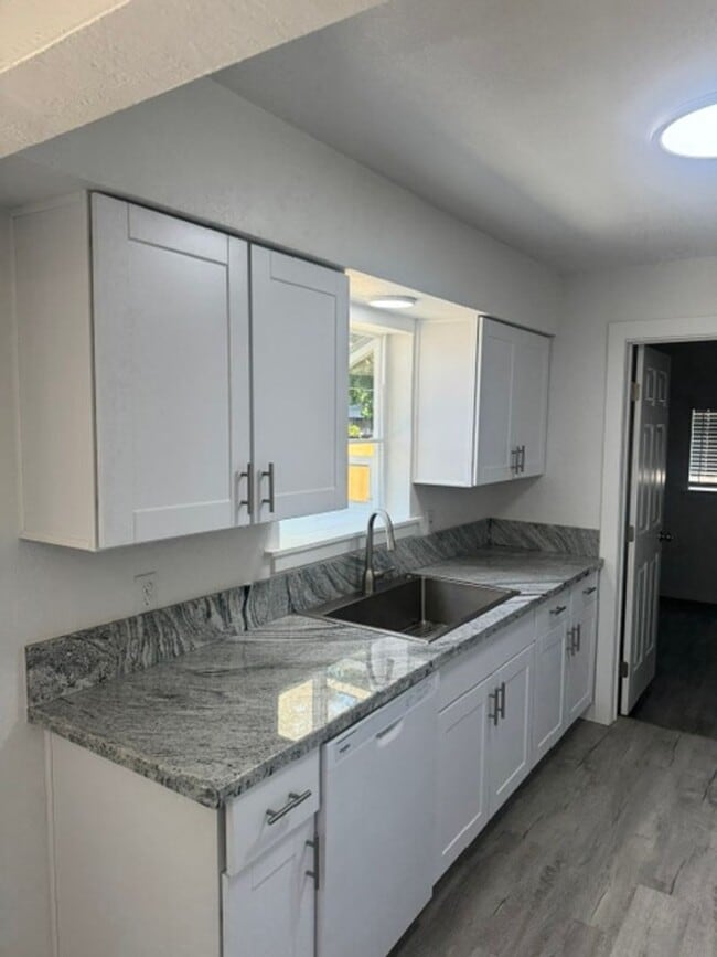 Building Photo - FULLY REMODELED 3 BEDROOM SINGLE FAMILY HOME