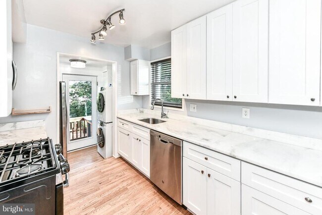 Building Photo - 1028 S Edison St