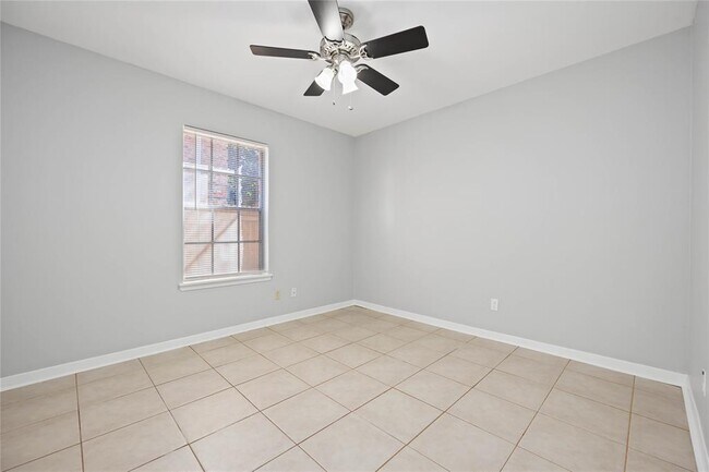 Building Photo - 2822 Briarhurst Dr