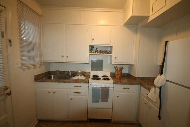 Building Photo - Lovely End Unit Townhouse / W&D / Near Duk...