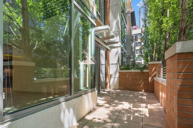 Building Photo - 910 Lenora St