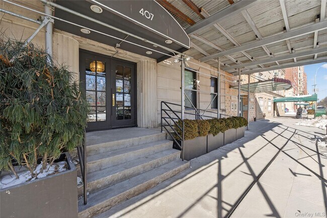 Building Photo - 407 West Dr