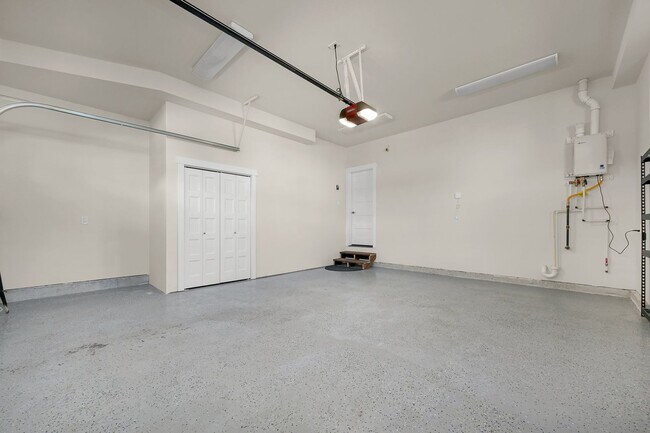 Building Photo - Modern 4-Bed Home in Sunstone Place