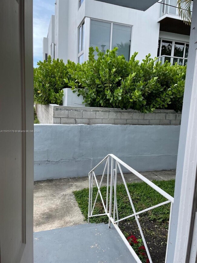 Building Photo - 520 SW 10th St