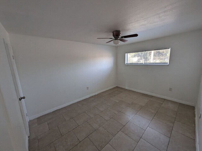 Building Photo - Great 1st FL Starter Rental, with Water/Sewer