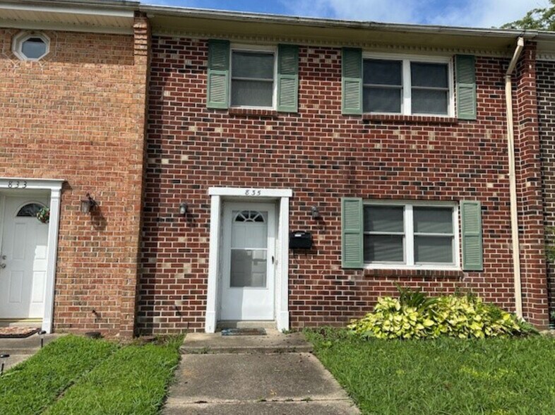 Primary Photo - 835 Cathedral Dr