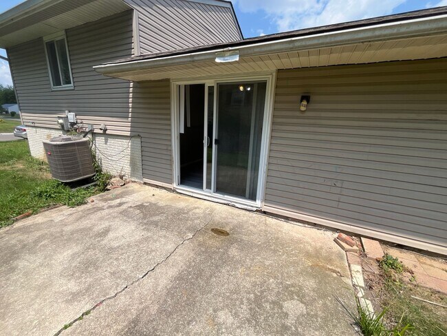 Building Photo - 615 Moss Oak Ave