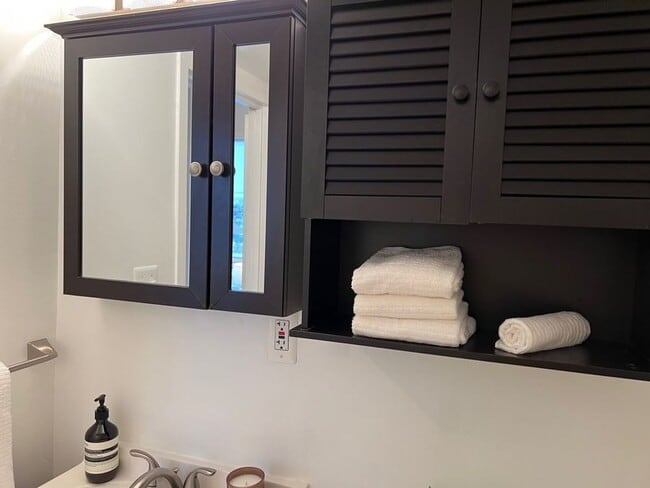 Building Photo - 522 21st St NW