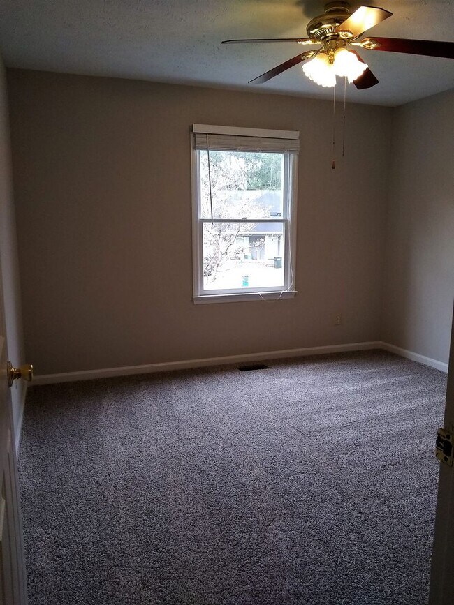 Building Photo - UPDATED & SPACIOUS 3 Bedroom 2 Bathroom home close to SHOPPING & FT BRAGG!!