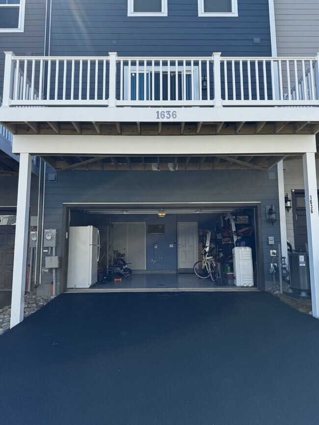 Building Photo - Luxurious 4-Bedroom Townhouse with 3.5 Bat...