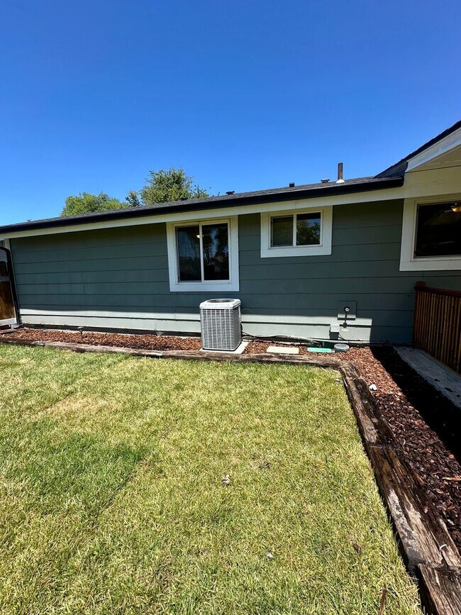 Building Photo - Pet-Friendly 4 Bedroom Home with Fenced Yard & Air Conditioning