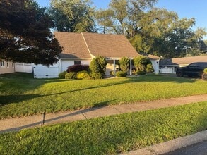 Building Photo - 28 Irongate Ln