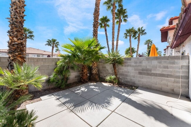 Building Photo - Move in now to this beautiful 2 story 3 be...