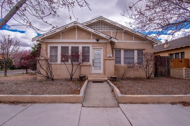 Building Photo - 902 Marquette Ave NW