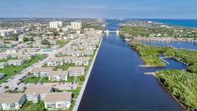 Building Photo - 200 Horizon W