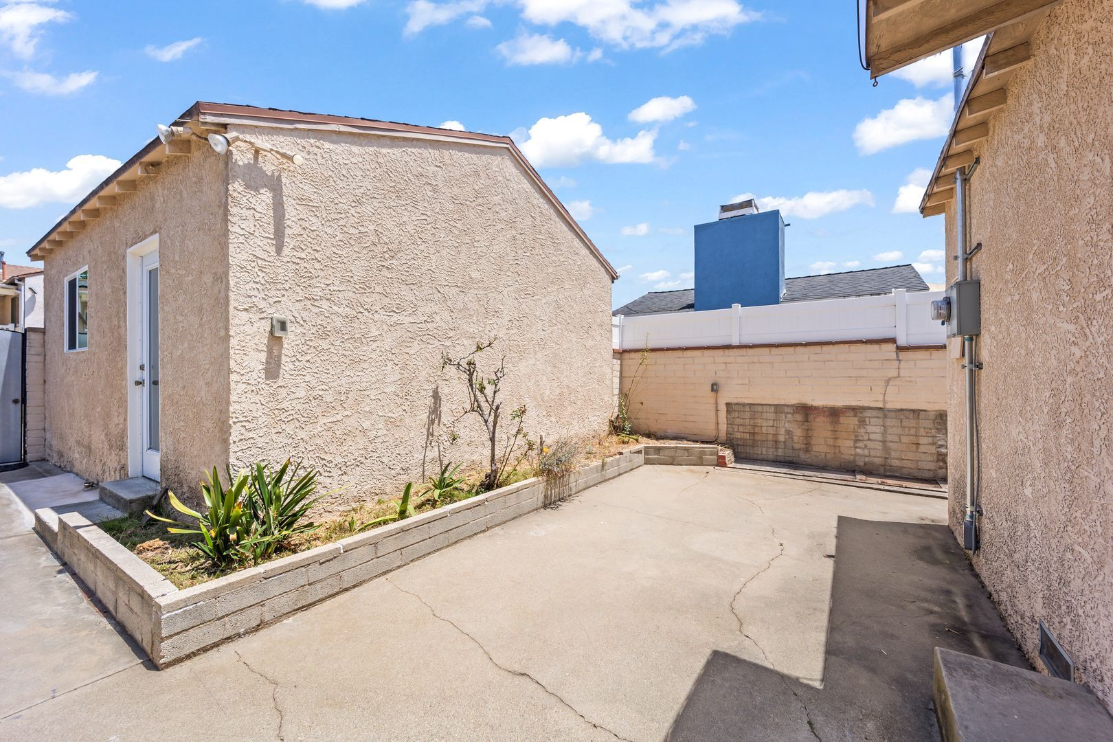 Building Photo - 8016 Denrock Ave