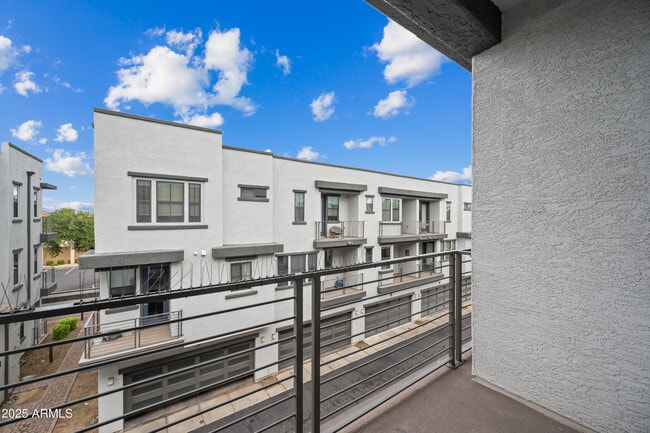 Building Photo - 2090 S Dorsey Ln