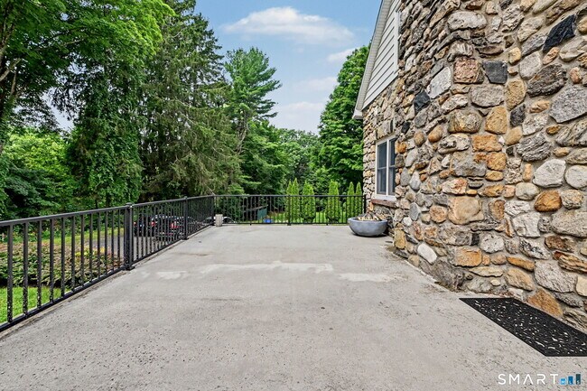 Building Photo - 10 Old Hawleyville Rd