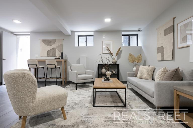 Building Photo - Spacious 2 BED in Bushwick!