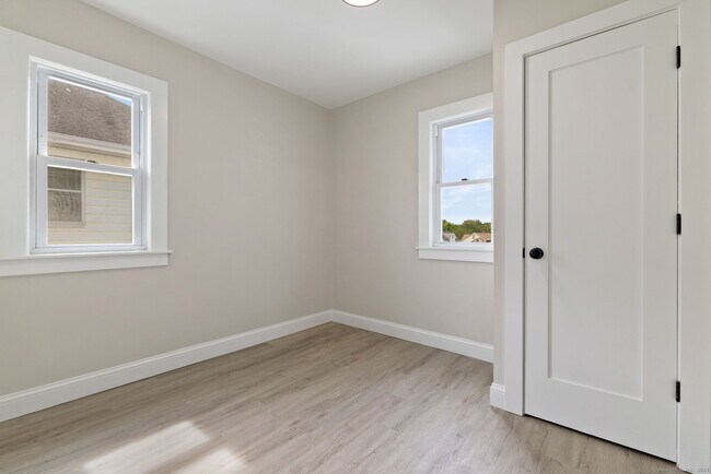 Building Photo - 279 Linwood St