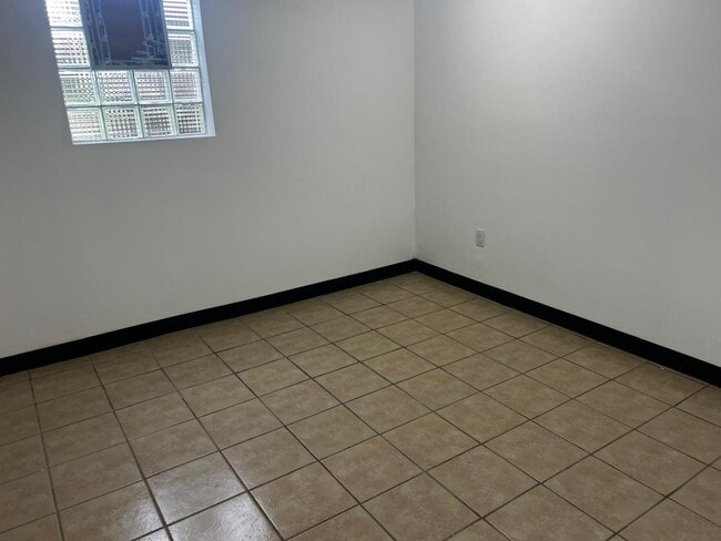 Building Photo - 717 E Clarendon Dr