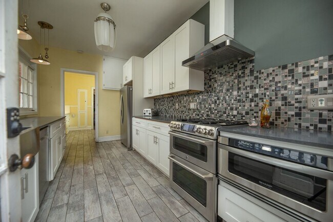 Building Photo - WONDERFUL HISTORIC 5 BED 3 BATH PROPERTY WITH CARRIAGE HOUSE