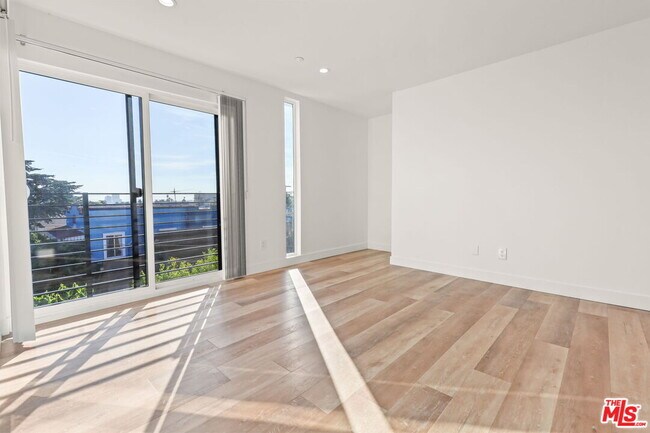 Building Photo - 803 N Harvard Blvd