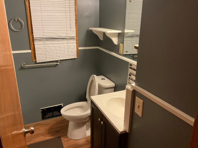 Building Photo - 538 Van Buren Ave