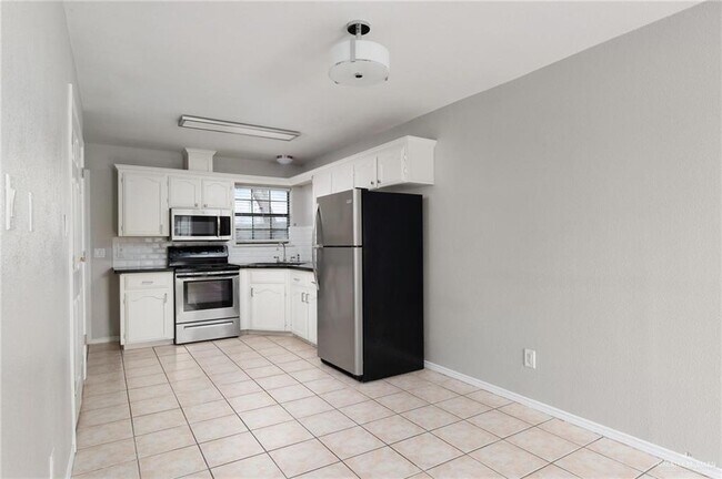 Building Photo - 17 Amando St