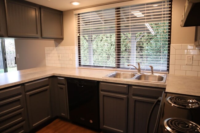 Building Photo - 10111 NE Tanglewood Dr