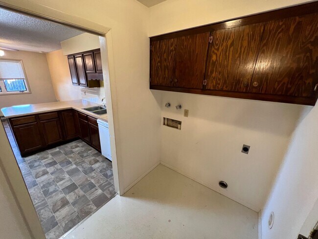Building Photo - 3 Bedroom, 1.5 Bath Townhome W/ Attached S...