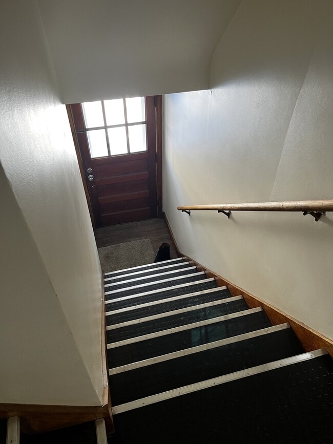 Building Photo - Vine st Duplex