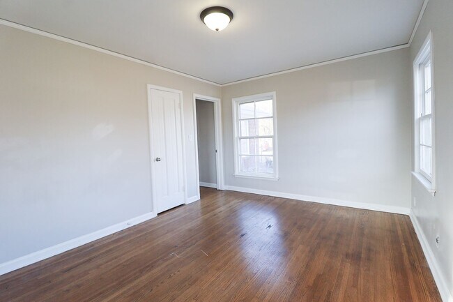 Building Photo - Section 8 Welcome! 2/1 Ready for Immediate Move In!!