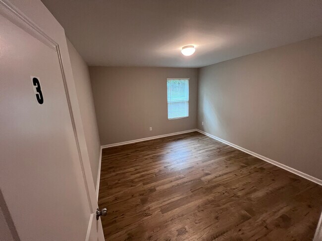 Building Photo - Room in Townhome on Reeves St