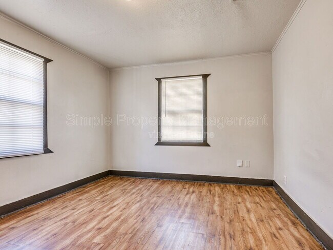 Building Photo - 2357 W Park Pl