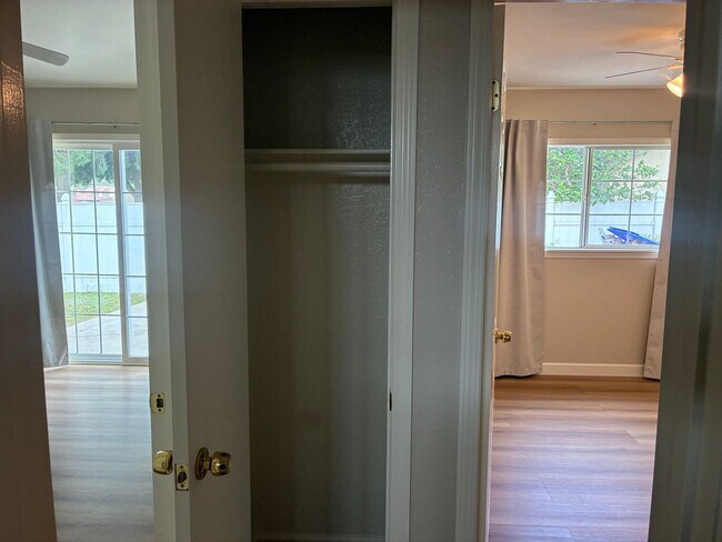 Building Photo - 3 Bedrooms with big backyard