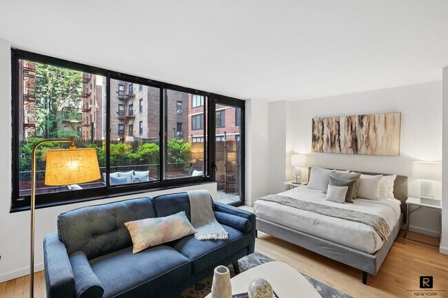 Building Photo - 215 W 95th St